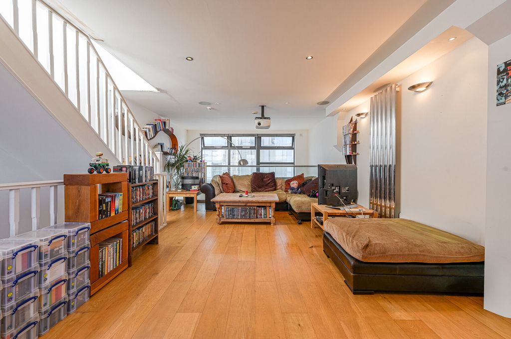 Property photo 2 of 31