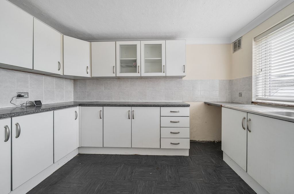 Property photo 3 of 11 1472518-4-6A313Ea...