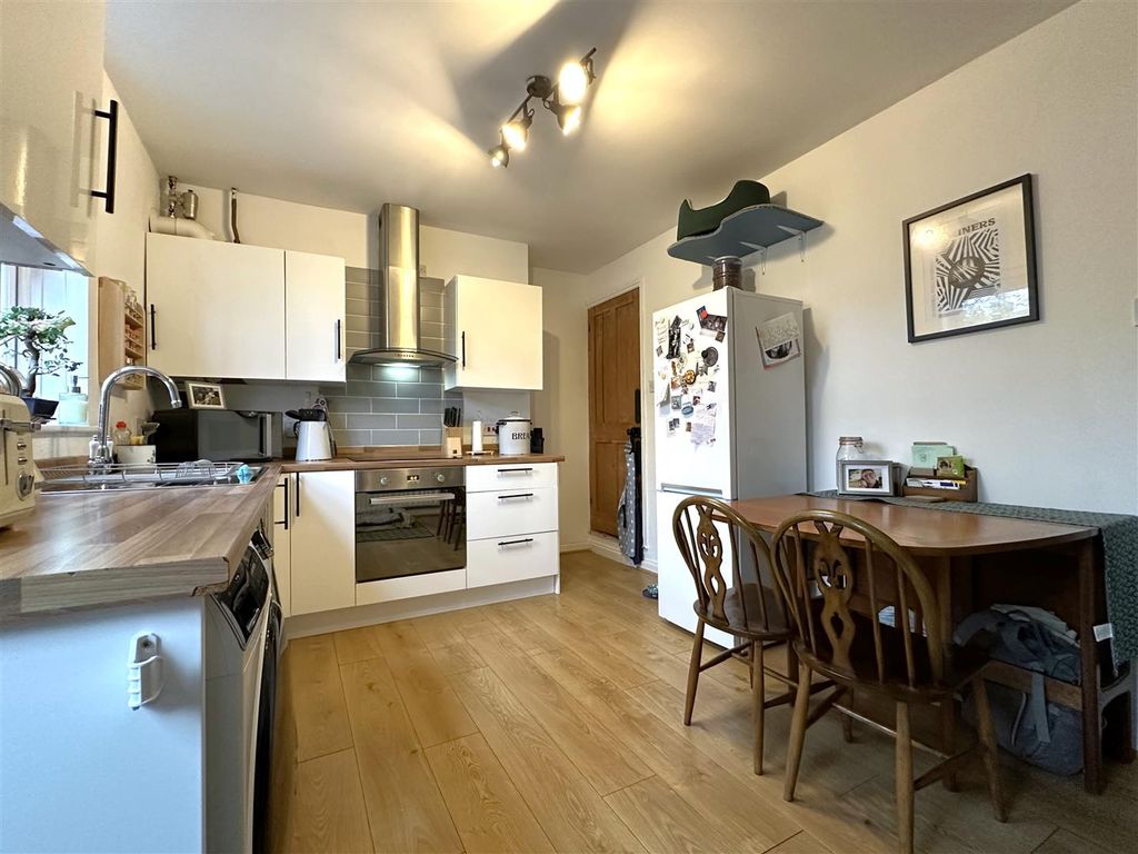 Property photo 2 of 17 Modern Dining Kitchen 937