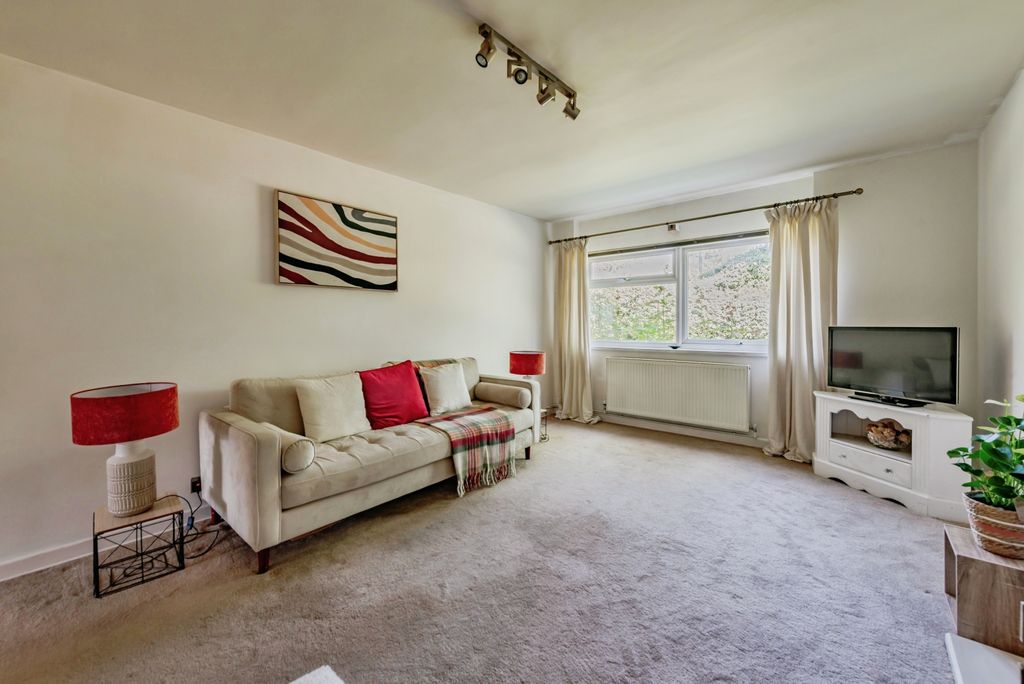 Property photo 3 of 11 Lounge