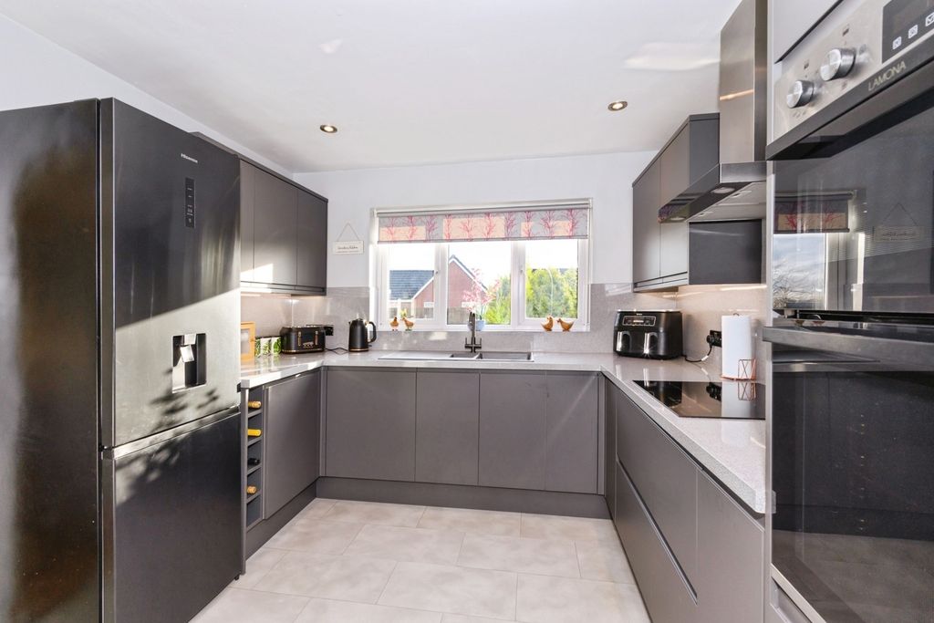 Property photo 3 of 10 Kitchen