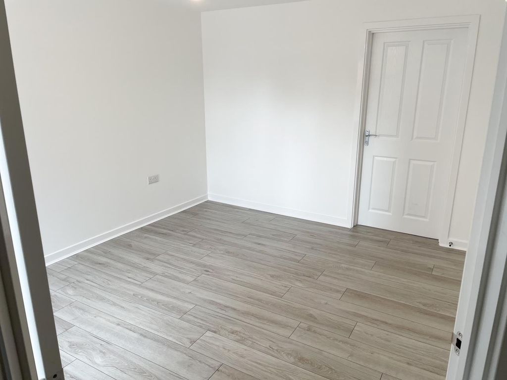 Property photo 3 of 10 Living Room