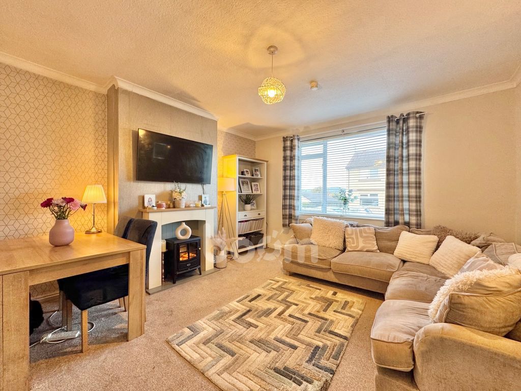 Property photo 2 of 19 Mair Avenue, Dalry Lounge