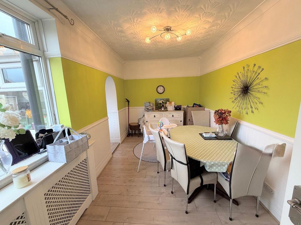 Property photo 3 of 10 Dining Room