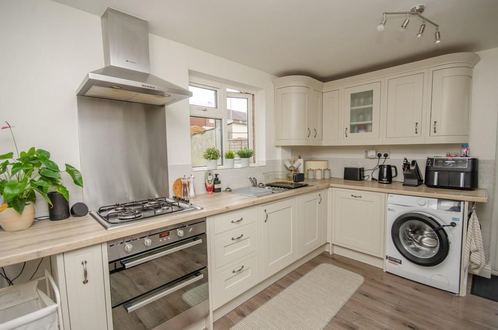 Property photo 3 of 21 Kitchen Pic  2.Jpg