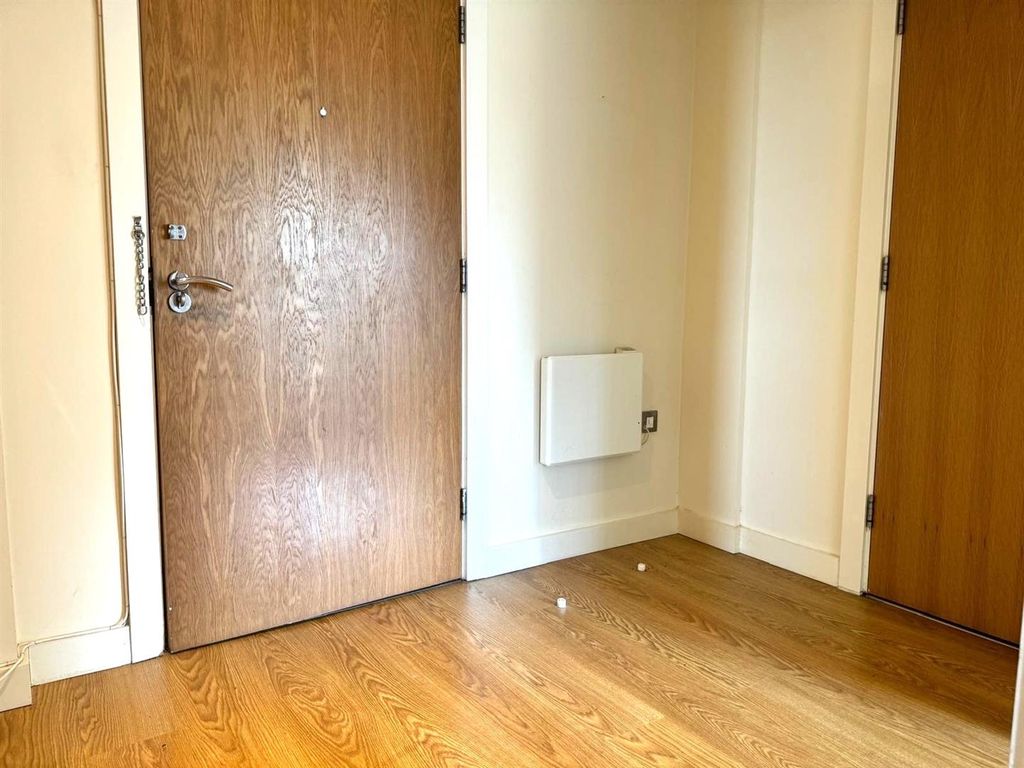 Property photo 2 of 12 44 Hamilton House Hallway 2024.Jpg
