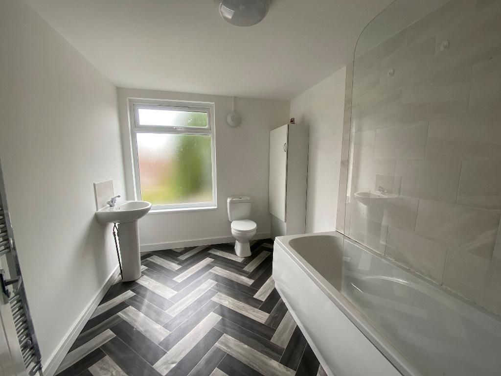 Property photo 3 of 10 Bathroom