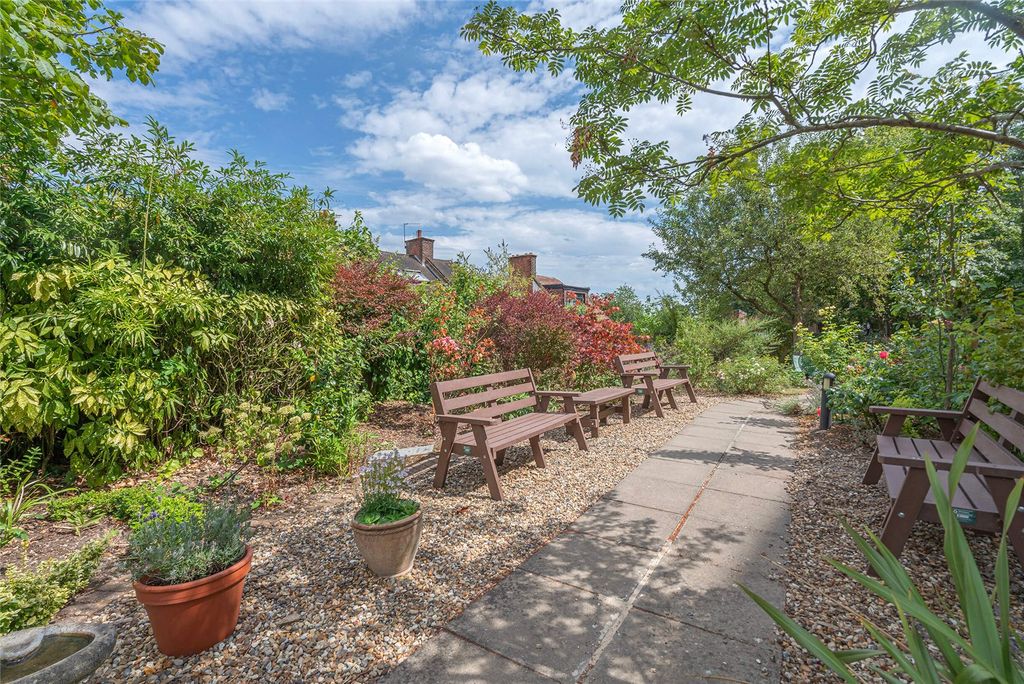 Property photo 2 of 19 Communal Gardens G