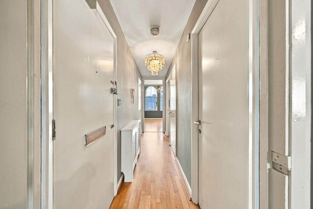 Property photo 3 of 14 Hallway