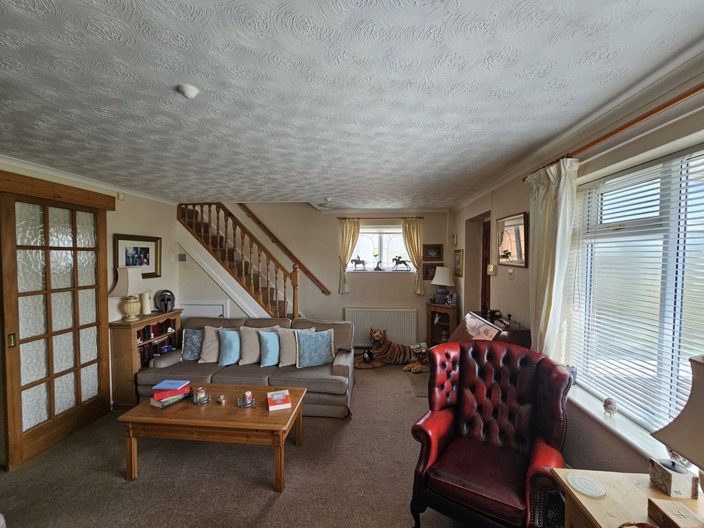 Property photo 3 of 24 Lounge
