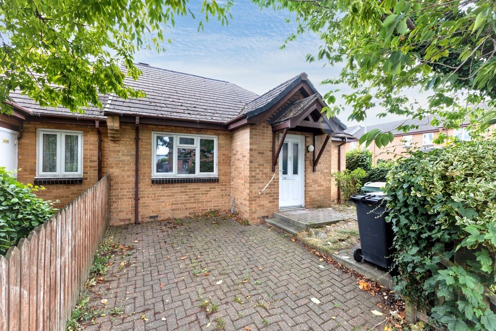 Property photo 1 of 11 20 Deans Way, Gloucester, Gloucestershire, Gl1 2Qn