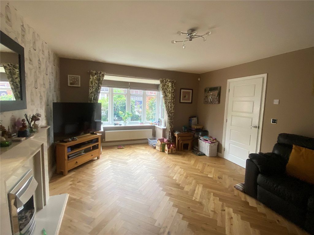 Property photo 2 of 19 Lounge