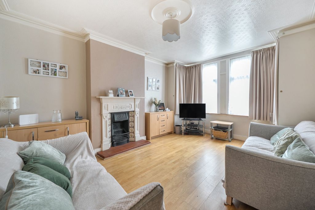 Property photo 2 of 17 1296036-29-682F0d...