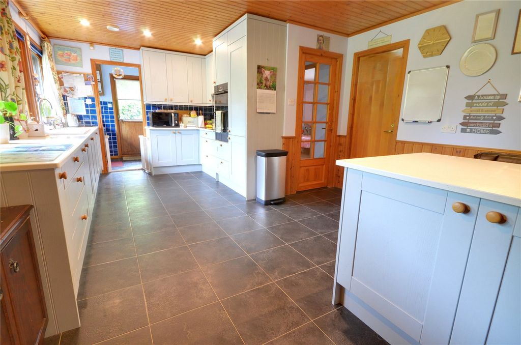 Property photo 3 of 28 Kitchen/Breakfast