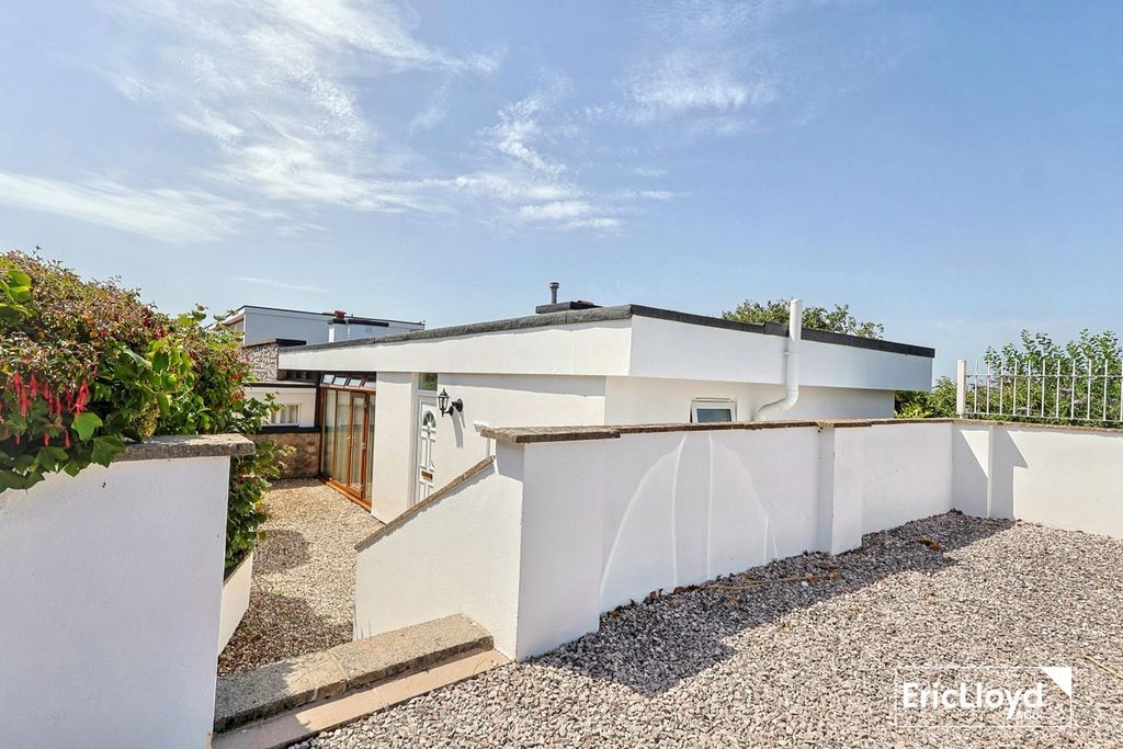 Property photo 3 of 17 Photo 8