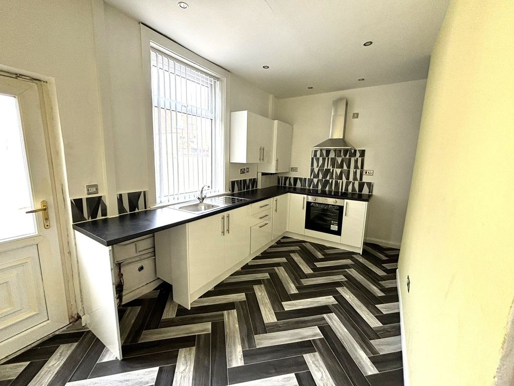 Property photo 3 of 7 Kitchen