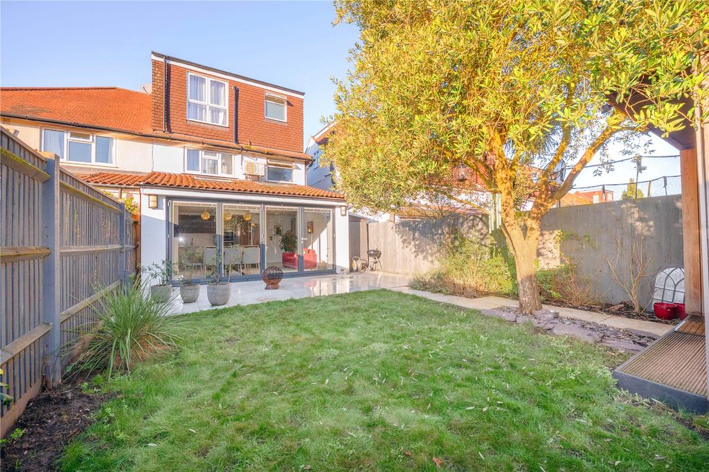 Property photo 3 of 22 Picture No. 24A Y D