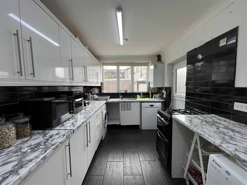 Property photo 2 of 11 Kitchen
