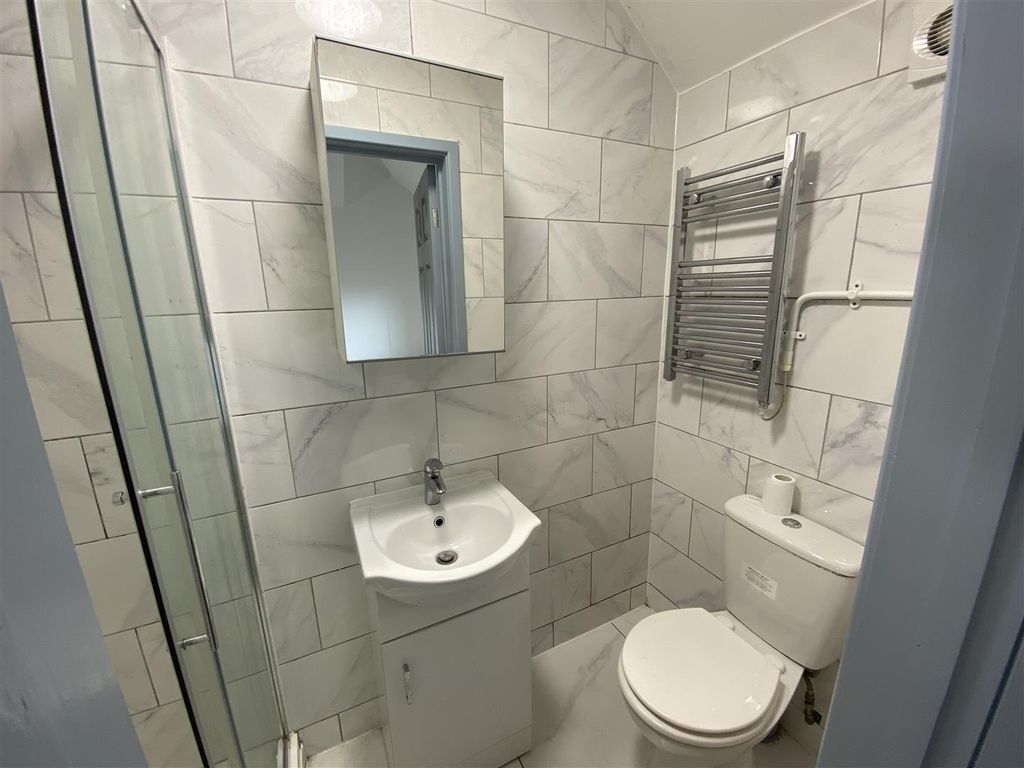 Property photo 2 of 11 Ensuite Shower Room 4