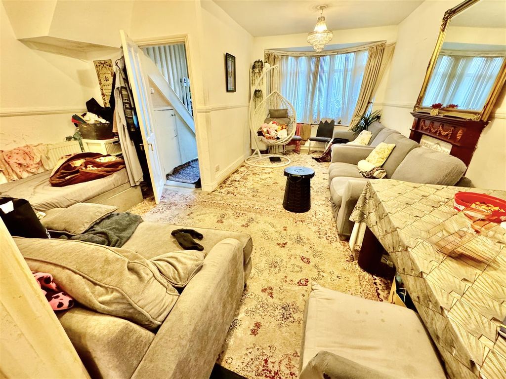 Property photo 3 of 8 L-Shaped Lounge