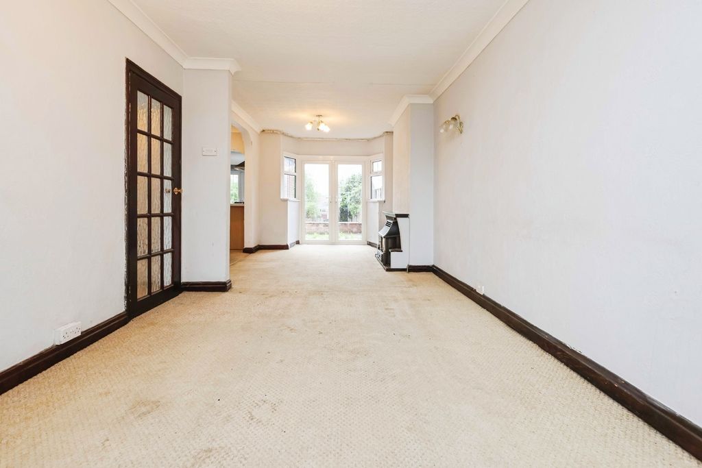 Property photo 3 of 17 Throught Lounge