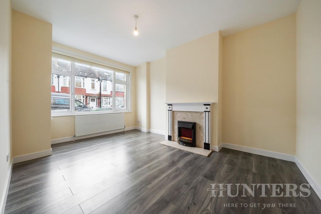 Property photo 3 of 12 Flat 37, Higham Road N17 6Nq-7.Jpg