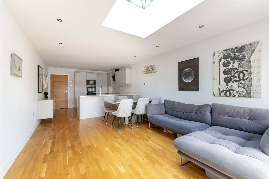 Property photo 3 of 18 Sitting Room