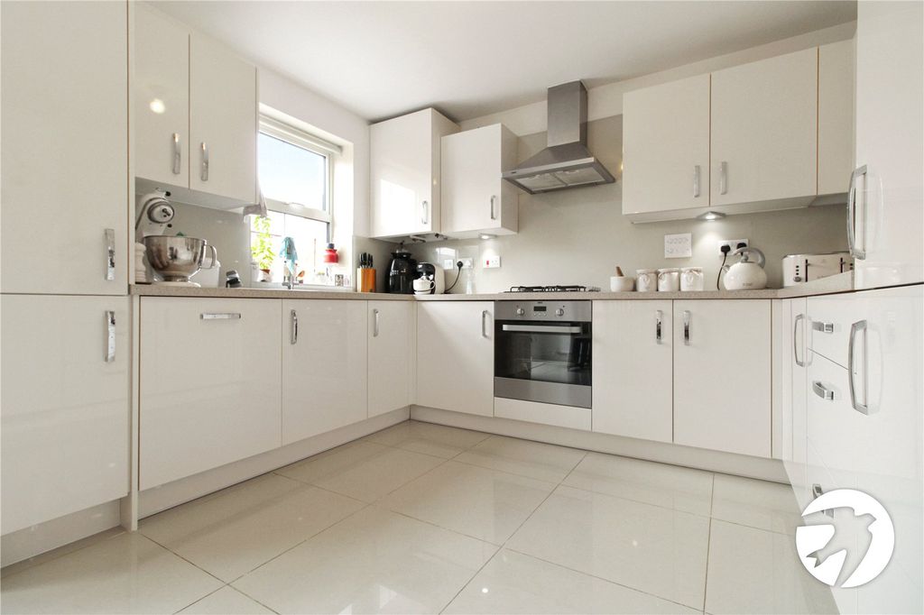 Property photo 3 of 10 Kitchen