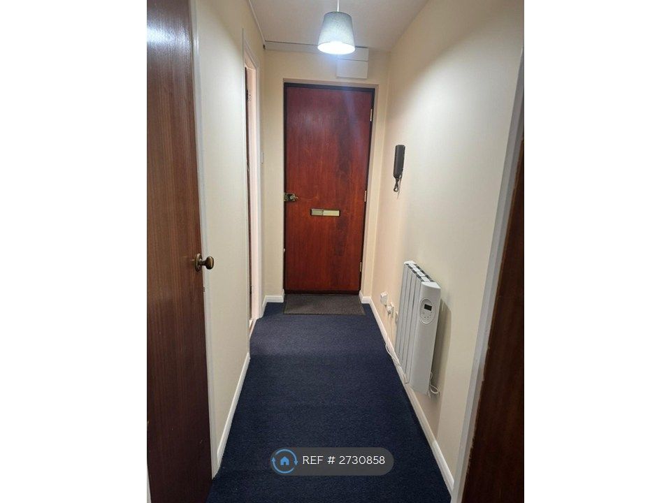 Property photo 3 of 6 Entrance Hall