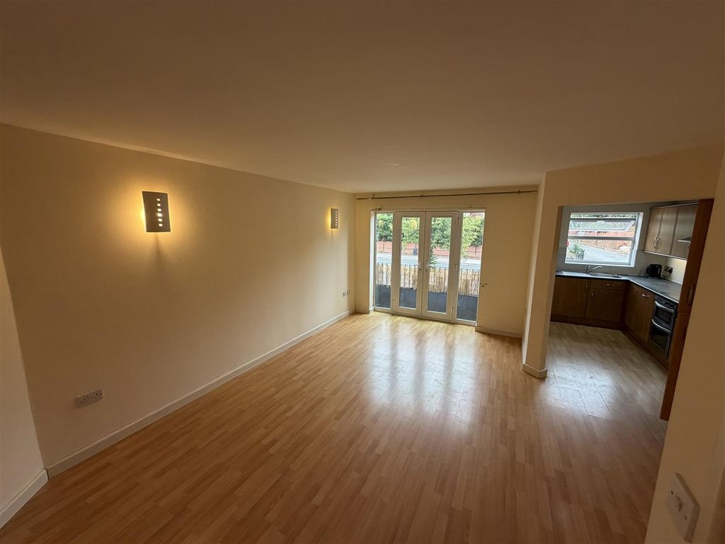 Property photo 3 of 8 Lounge