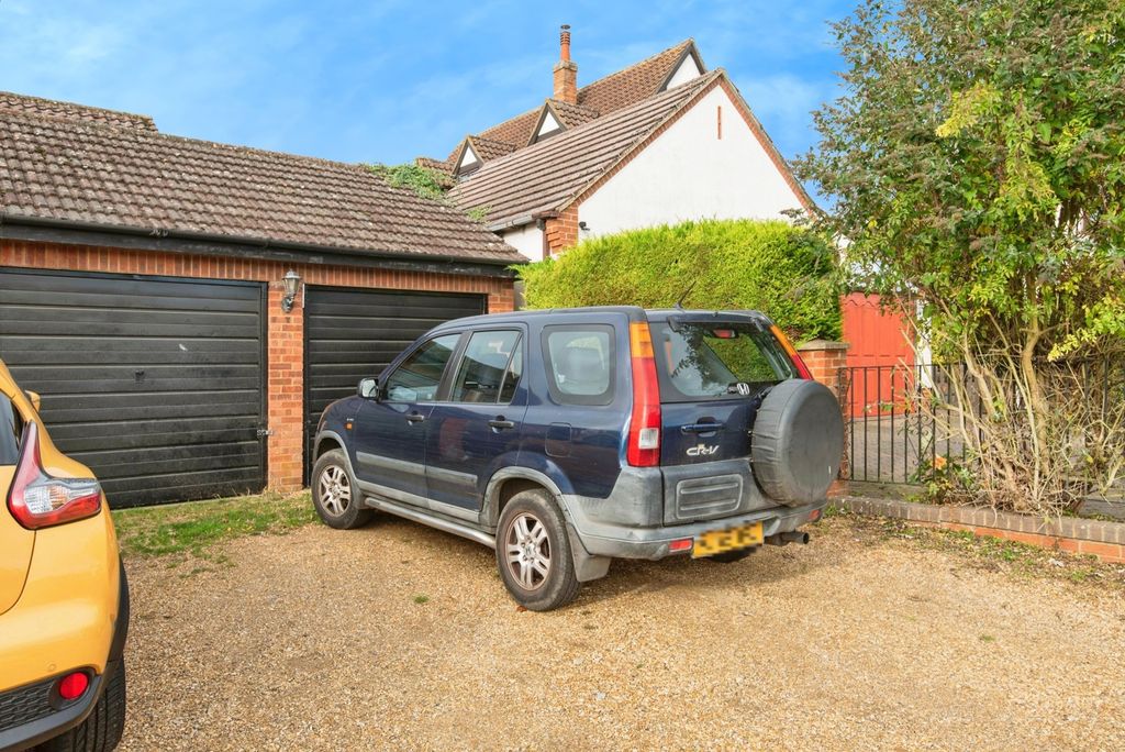 Property photo 2 of 17 Garage