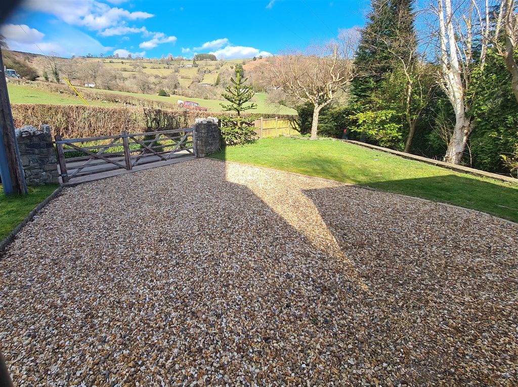 Property photo 2 of 18 Gardens