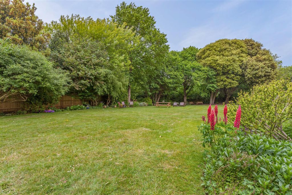 Property photo 3 of 13 Gardens