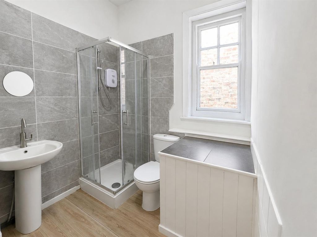 Property photo 1 of 4 Bathroom Old -Fff 7A Duke St.Jpg
