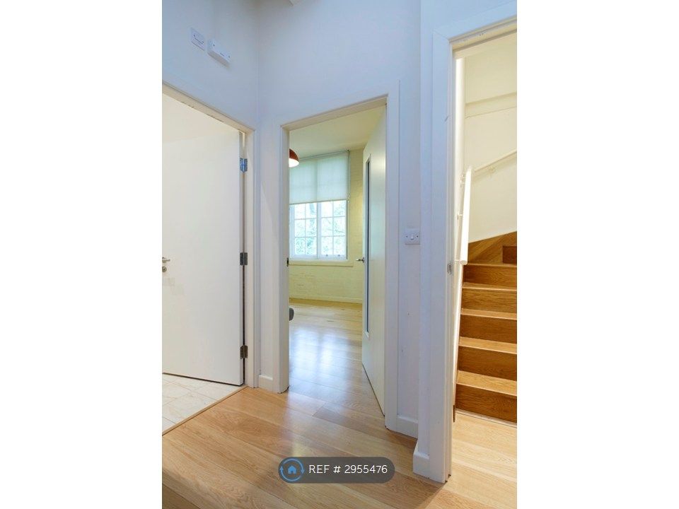 Property photo 2 of 11 Hallway