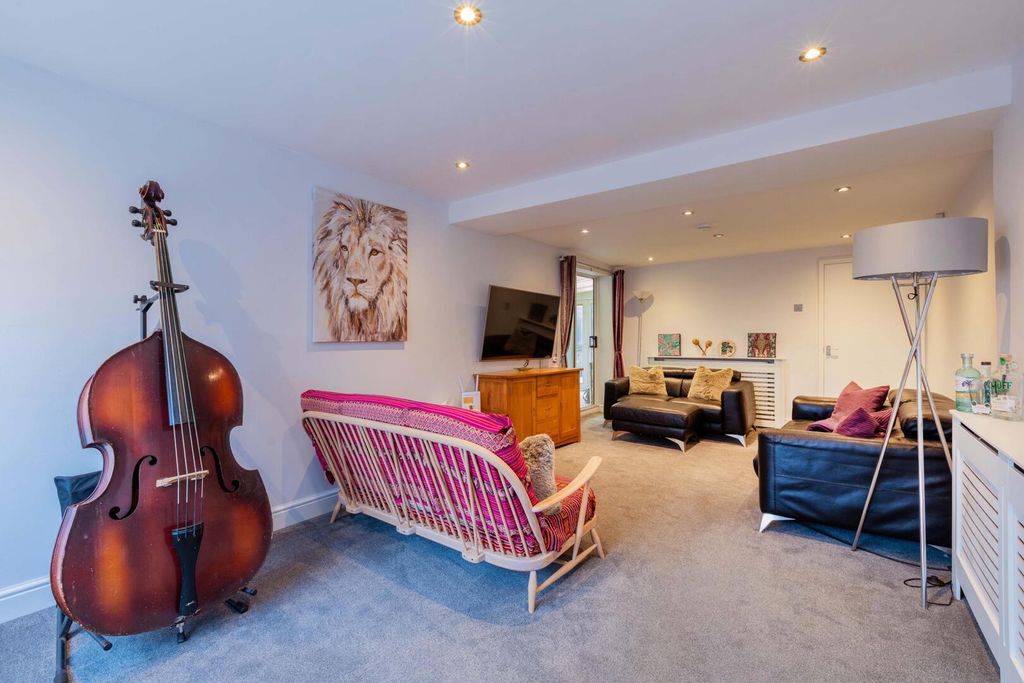 Property photo 3 of 20 Living Room