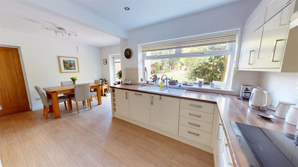 Property photo 3 of 20 Dining Kitchen
