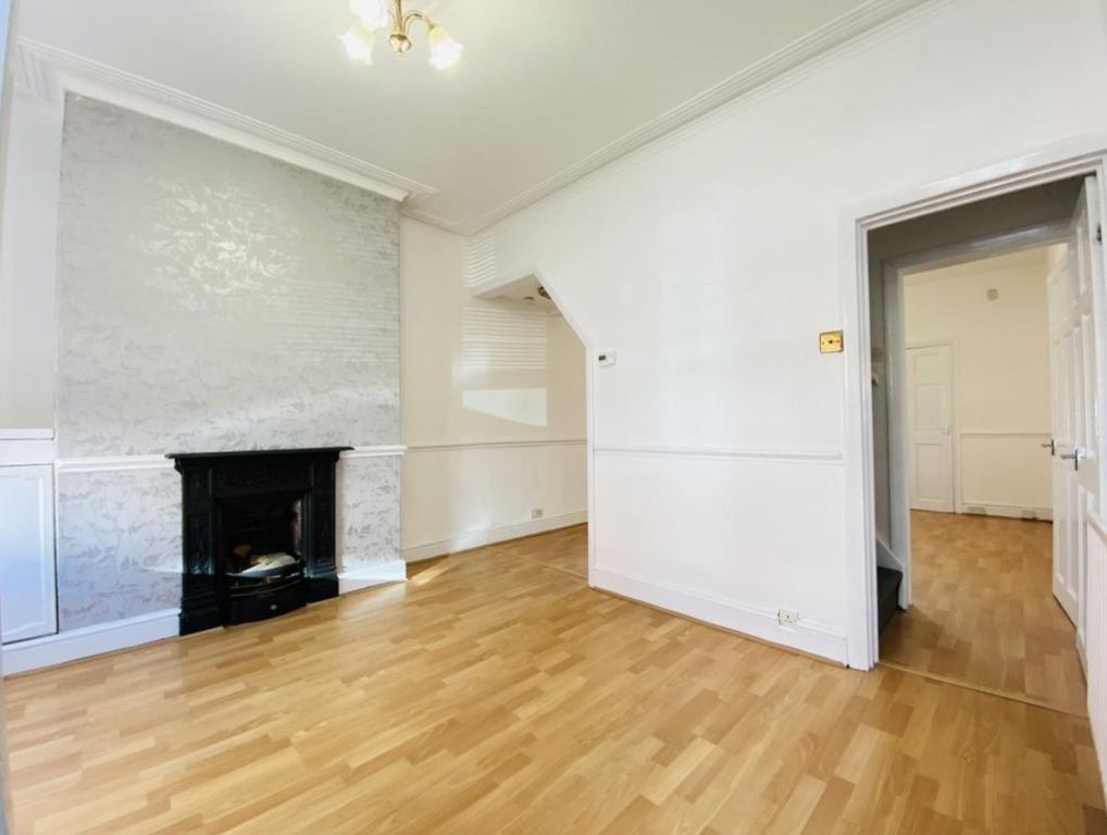 Property photo 2 of 10 Livingroom