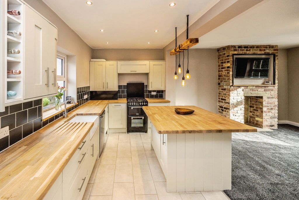 Property photo 2 of 20 Kitchen