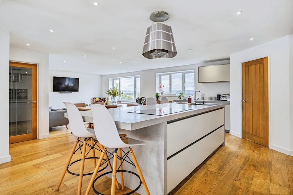 Property photo 3 of 36 Pbox-Img.Jpg