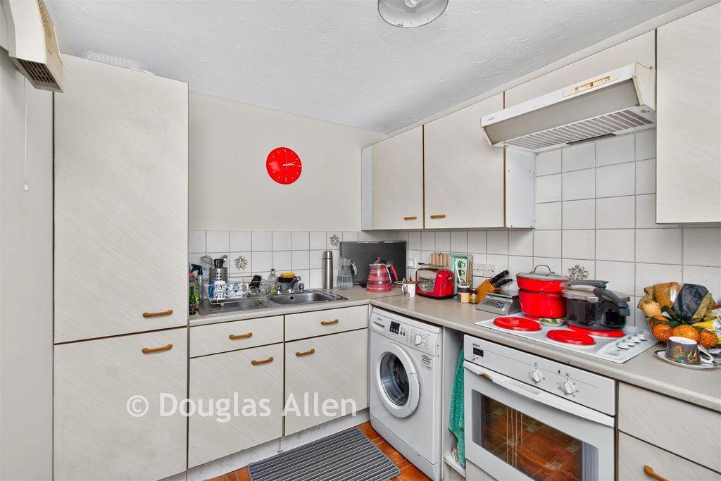 Property photo 3 of 9 Kitchen
