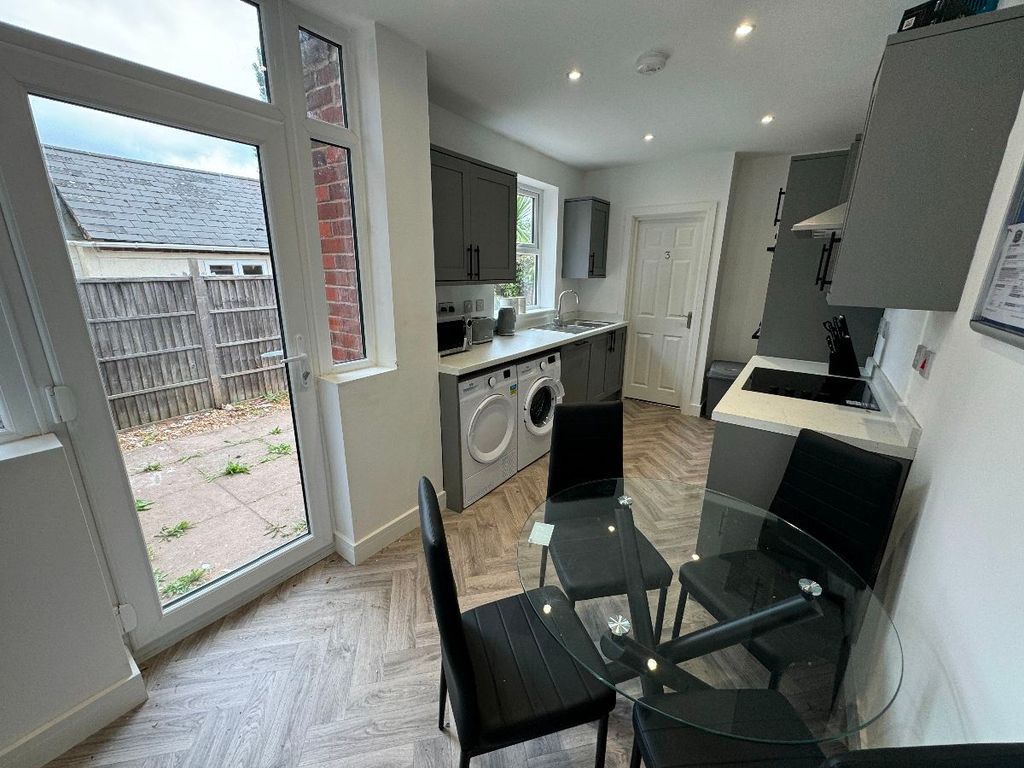 Property photo 1 of 12 Communal Kitchen/Diner