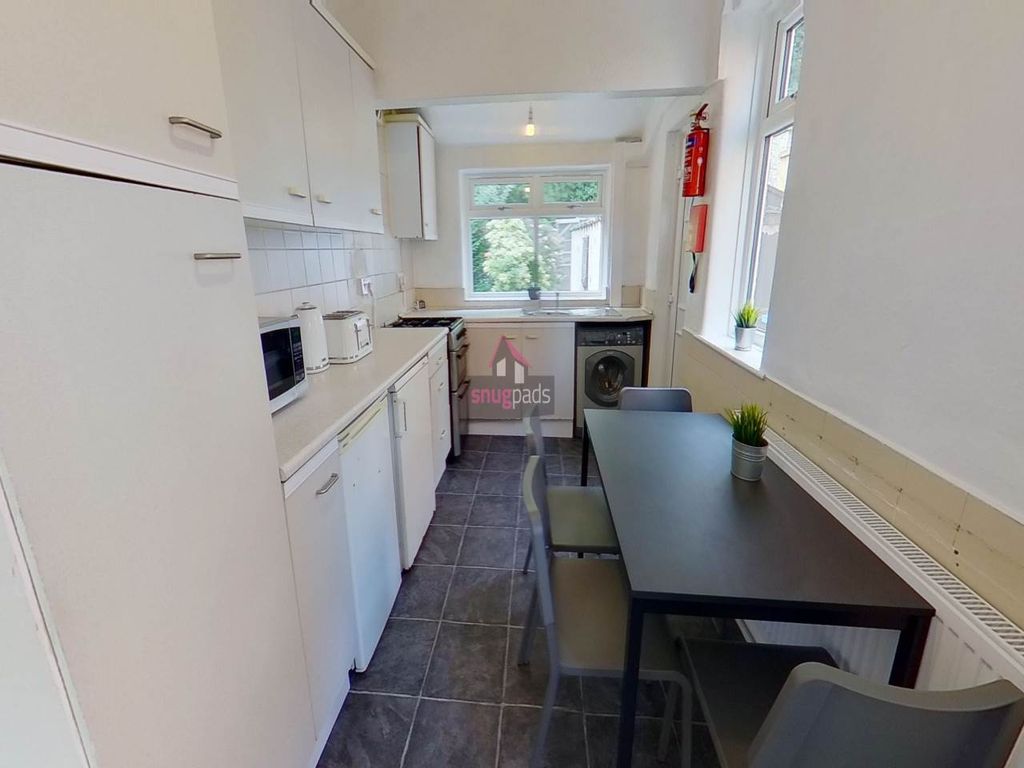 Property photo 2 of 8 Kitchen