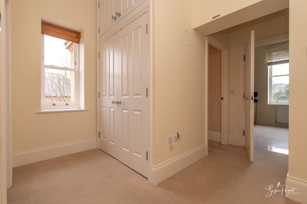 Property photo 3 of 19 Entrance Hall