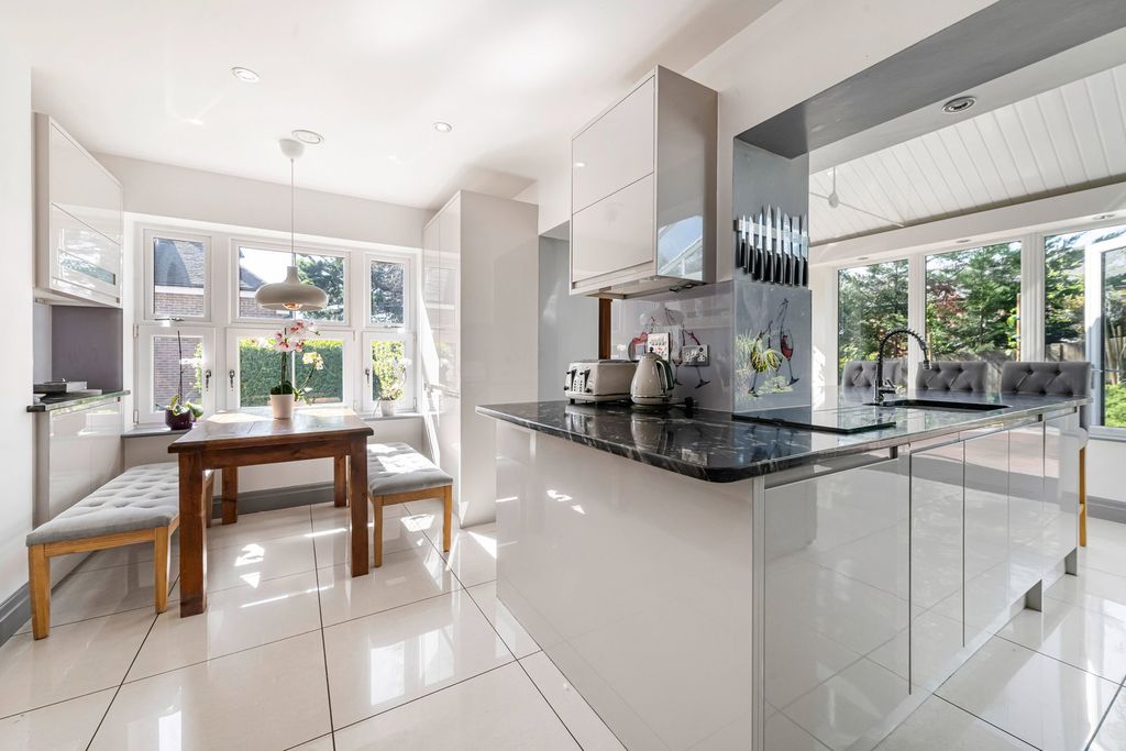 Property photo 2 of 27