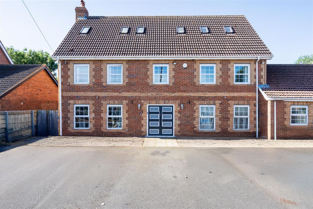 Property photo 1 of 12 External