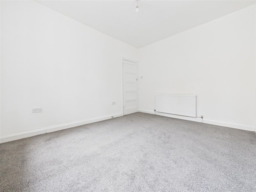 Property photo 3 of 7 Living Room