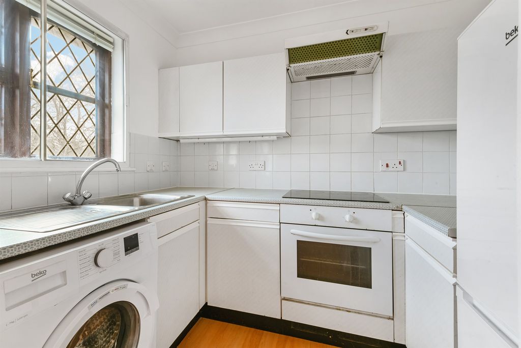 Property photo 3 of 8 Kitchen