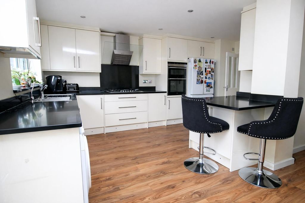 Property photo 2 of 21 19.Png