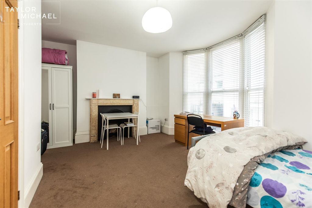 Property photo 1 of 6 Room